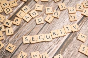 Scrabble-Steine mit dem Wort SECURITY – Symbolbild für IT-Sicherheit und VdS 10000